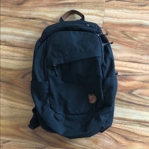 Fjallraven Black Raven Backpack 20L